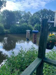 Snug & Secluded Lakeside Shepherds Hut Carp