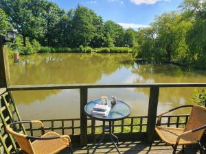 Snug & Secluded Lakeside Shepherds Hut Carp