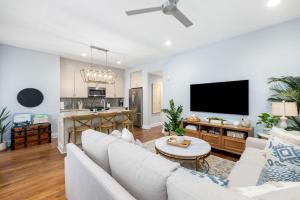 Patio Porches and Parking - 2 Blocks to King