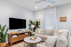 Patio Porches and Parking - 2 Blocks to King