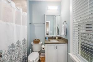 Patio Porches and Parking - 2 Blocks to King