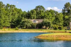 Lakeside Getaway by Lake Conroe - Honea