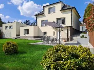 Apartmánový dům se zahradou v klidné části Prahy - Libusch