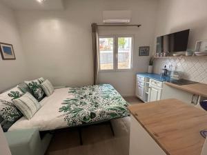 Cool Blue Cotignac Studio in the heart of the village