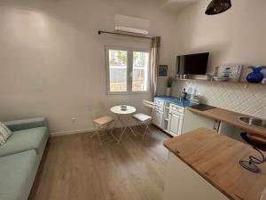 Cool Blue Cotignac Studio in the heart of the village