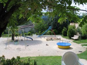 Appartements La Bastide de la Peyroliere avec piscine et tennis face au Luberon : photos des chambres