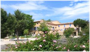 Appartements La Bastide de la Peyroliere avec piscine et tennis face au Luberon : photos des chambres