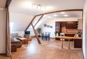 Podkrovní apartmán s výhledem na náměstí - Záblatí