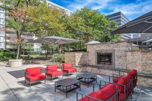Fantastic 2 BR Apt + Den @Crystal City With Gym
