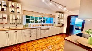 Lovely Beach House with Stunning View