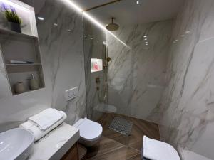 Golden Cube (Near centar)