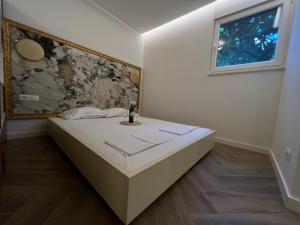 Golden Cube (Near centar)