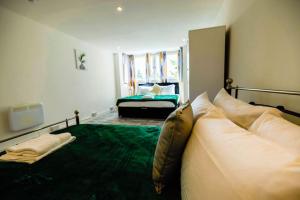 2 bedrooms -parking-very spacious-wifi