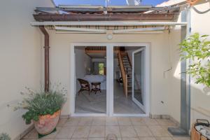 Beachfront apartment with balcony and parking