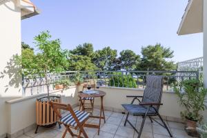 Beachfront apartment with balcony and parking