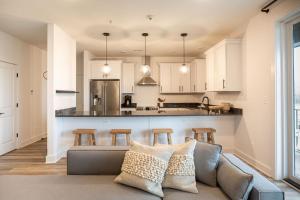 Piedmont Place Suite 401 Modern Apartment in Crozet Near King Family Vineyards