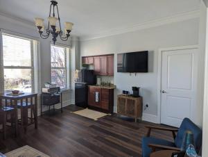 Unique 1 BR 1BA Stay in Downtown - 204