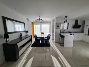 Villas Villa Moderne et Intimiste, a Quelques Minutes de la Baie de la BAULE : photos des chambres