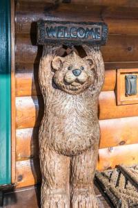 3-Story Private Cabin with Hot Tub and Fire Pit