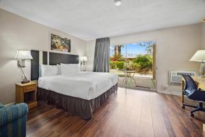 King Room - Non-Smoking room in Travelodge by Wyndham Cathedral City