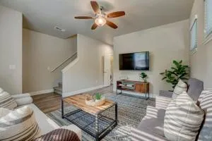 Deluxe Serene Home with Centralized AC and Near Grocery - كورنينج