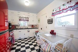 PRIVATE HOME Walk to Downtown CHERRY BLOSSOM COTTAGE Hot Tub SLEEPS UP TO 6 GUESTS