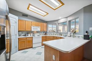 Pet-Friendly Lake Havasu City Paradise with Grill!