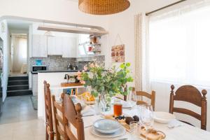 Boho Beach House & Garden, seconds from the beach