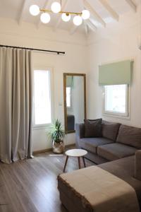 Theane blue -Private outdoor parking on site