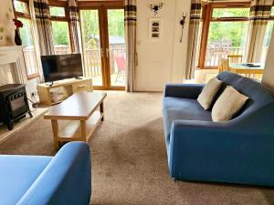 Rustic Fawn Lodge with Hot Tub for 4 - Resort Spa in Devon