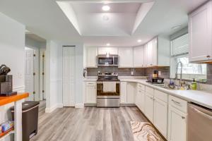 Modern Ocala Oasis with Fire Pit and Gas Grill!