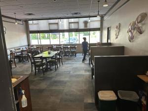 Bears den Lounge and Motel