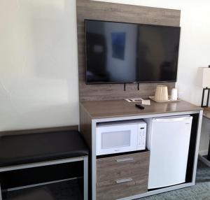 2 Double Beds with Lake View room in Americas Best Value Port Polson Inn