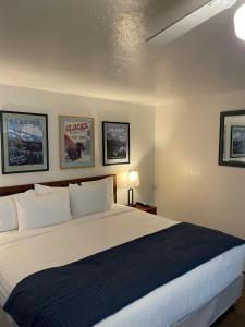 Junior Suite with Lake View room in Americas Best Value Port Polson Inn