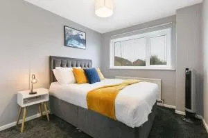 Superb 3 bed house, close to centre , private parking on gated premise - High Hazels