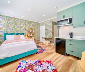 King Bed Mermaid suite - heart of Palm Beach, free parking included
