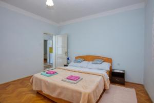 Apartments by the sea Tisno, Murter - 21405