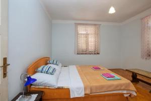 Apartments by the sea Tisno, Murter - 21405