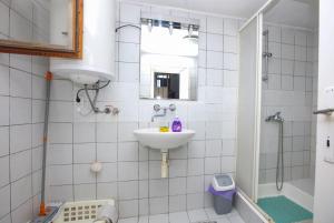 Apartments by the sea Tisno, Murter - 21405