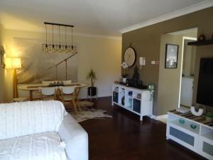 Sunny 2 bed Restaurants beach at door Pets O.K