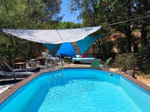 Maisons de vacances A 5mn de Ste Maxime, grande maison avec piscine : photos des chambres