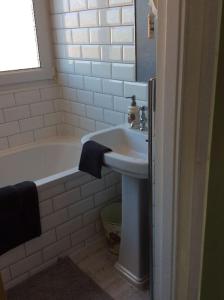 Lovely Semi-Beach 2x Pubs -5 min walk-Pets welcome-Parking-Garden