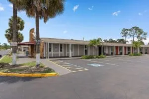 Super 8 by Wyndham Kissimmee-Orlando - 海恩斯城