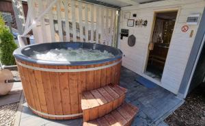 Dom na Wczasowej Kaszuby z balią z jacuzzi i sauną