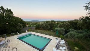 Villas Provencal villa with view and swimming pool : photos des chambres