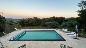 Villas Provencal villa with view and swimming pool : Villa