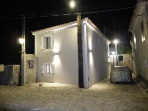 Vikou House - Nestled in One of Zakynthos Oldest Villages A Tranquil Retreat Close to Renowned Beaches Offering Authentic Zakynthian Hospitality - Éxo Khóra