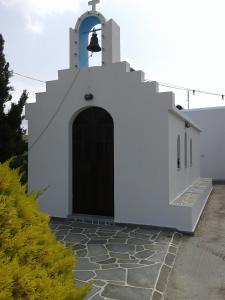 Prombona Petrino Spiti Studios Paros Greece