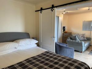 One bedroom bungalow with private garden at Parkland, near Kingsbridge