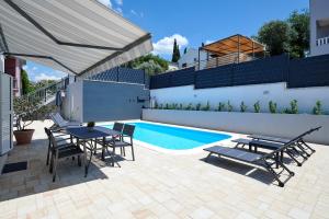 NELA & SARA - 2 apartments with heated swimming pool